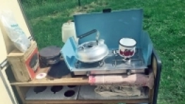 W środku Pan Jacek znalazł typowe elementy wyposażenia: jak meble turystyczne, kuchenkę gazową i elektryczną, hamak, wieszane półki czy lampę naftową. Na ścianach – dawne proporczyki z lat 70. oraz czarno-białe zdjęcia poprzednich właścicieli - zdjęcie 5